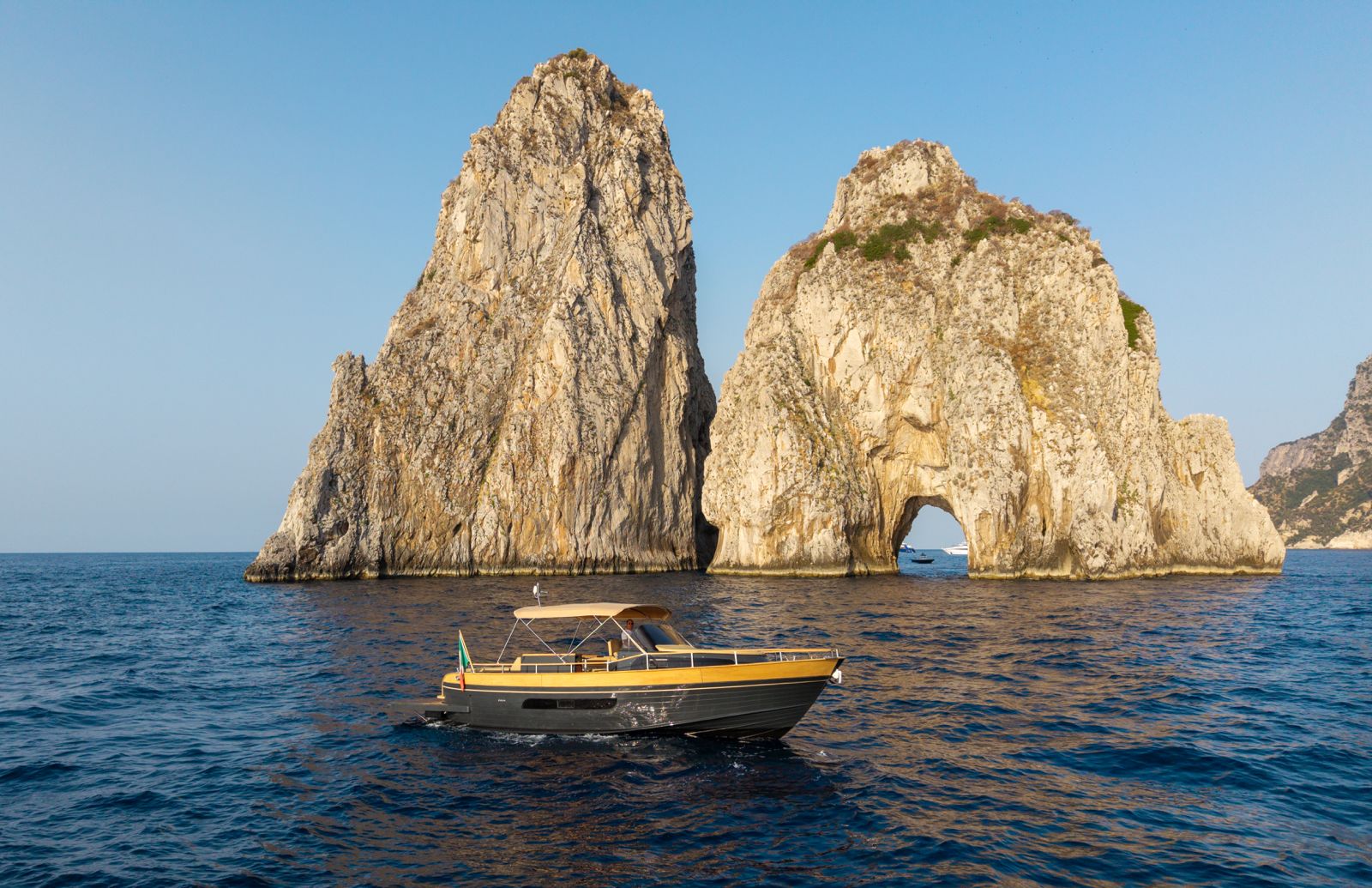 Gozzo Positano 38 davanti ai Faraglioni di Capri