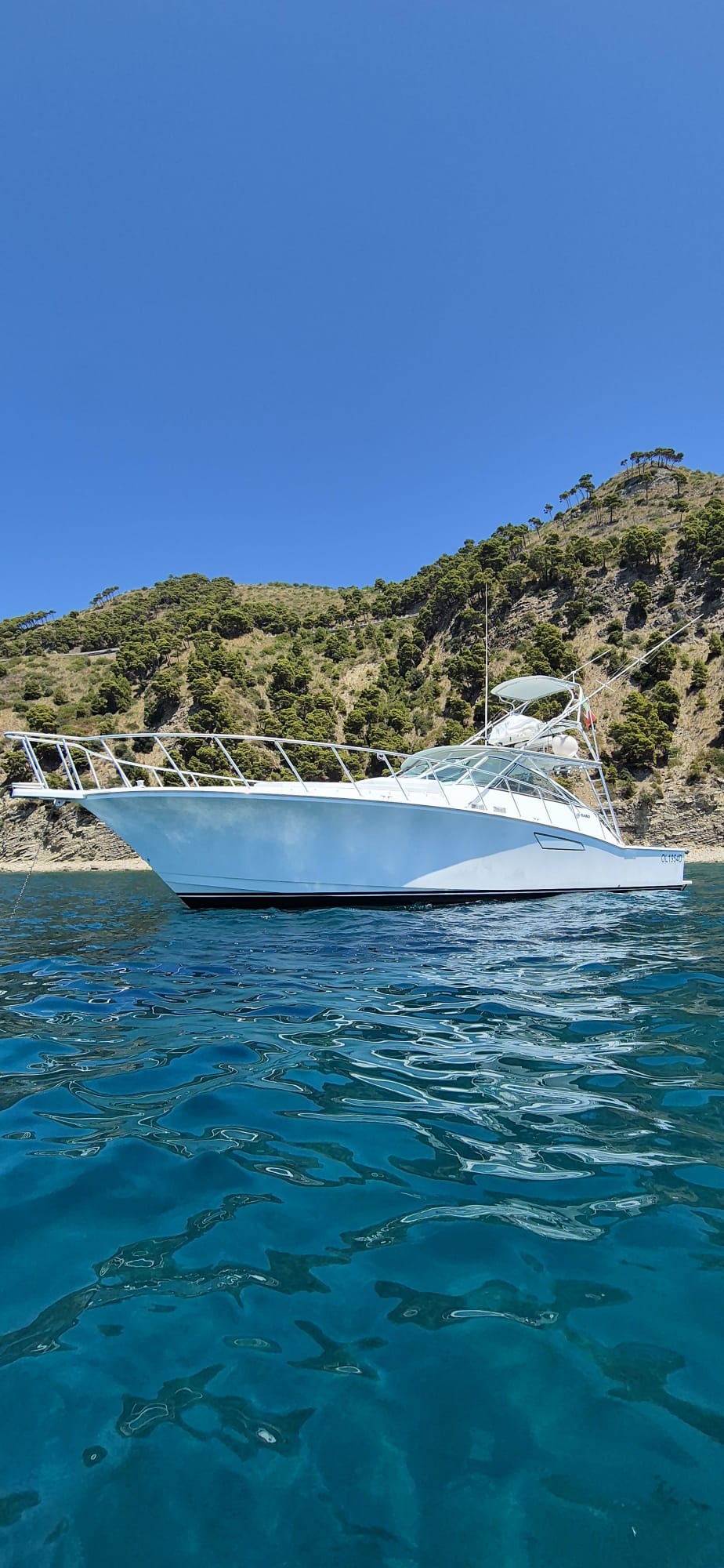 Cabo 45 Express Lady White all'ancora in acqua cristallina