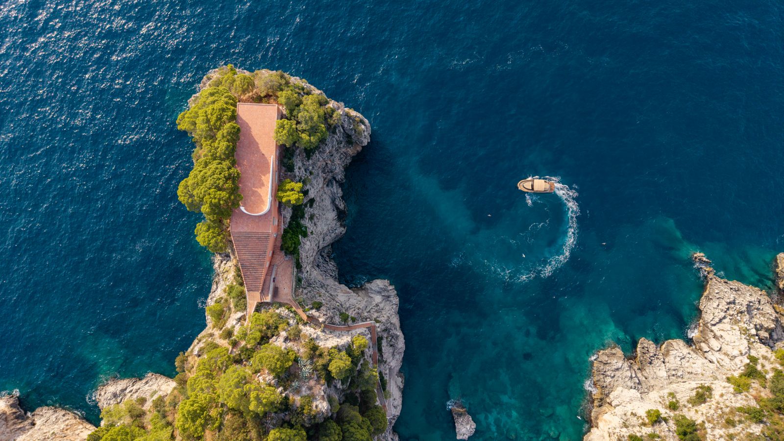 Il gozzo visto dall'alto sotto Villa Malaparte